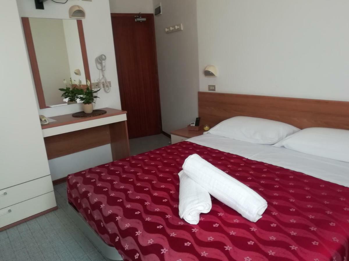 רימיני Hotel Goldene Rose מראה חיצוני תמונה